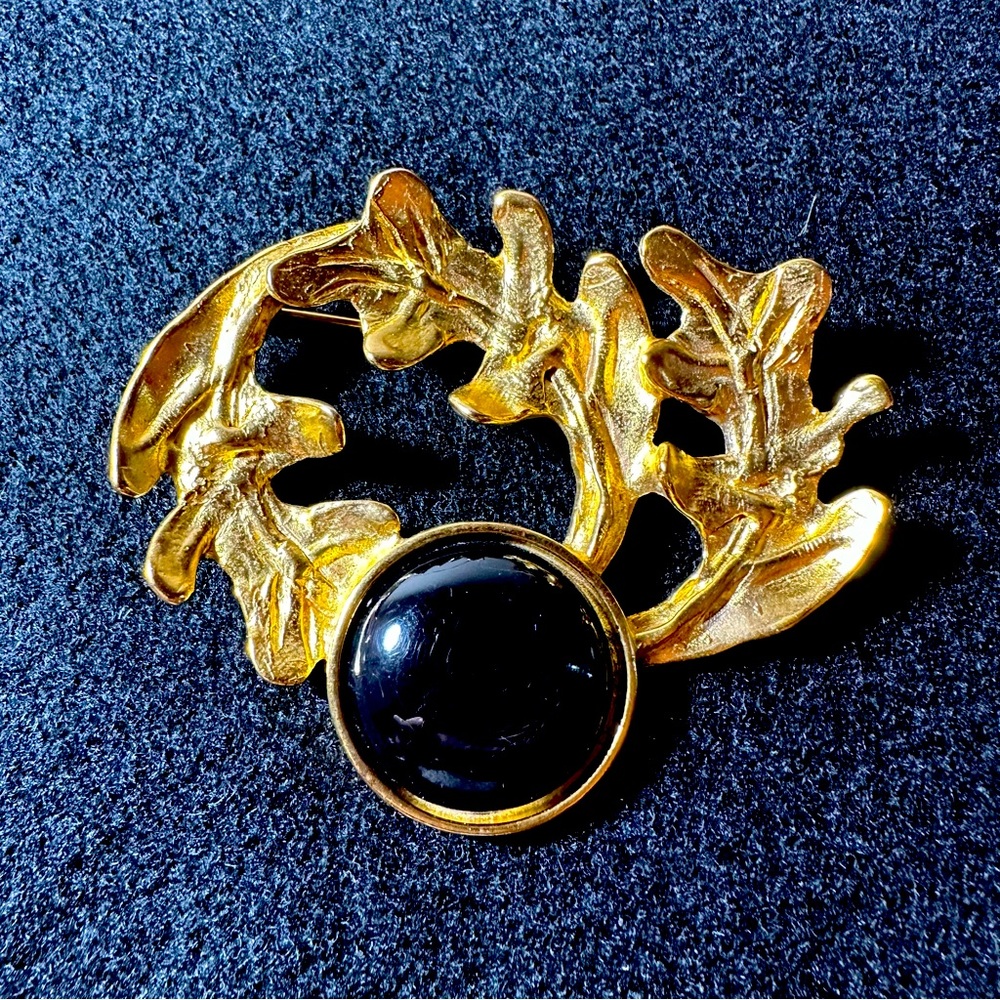 Carol Dauplaise Gold Tone Leaf Brooch with Black Faux Onyx Vintage